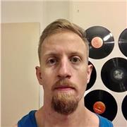 Persona sociable, activa, carismática, cumplidora y de buena presencia